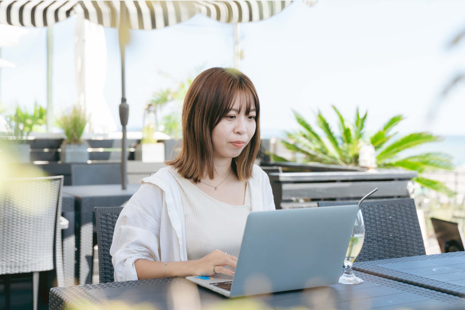 テラスカフェでノートPCに向かうmomokaさん