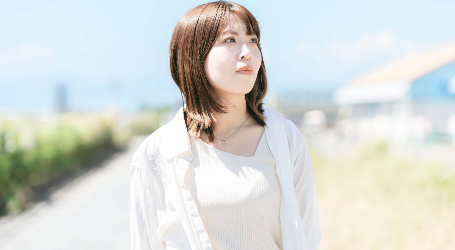 屋外で空を見上げるmomokaさん