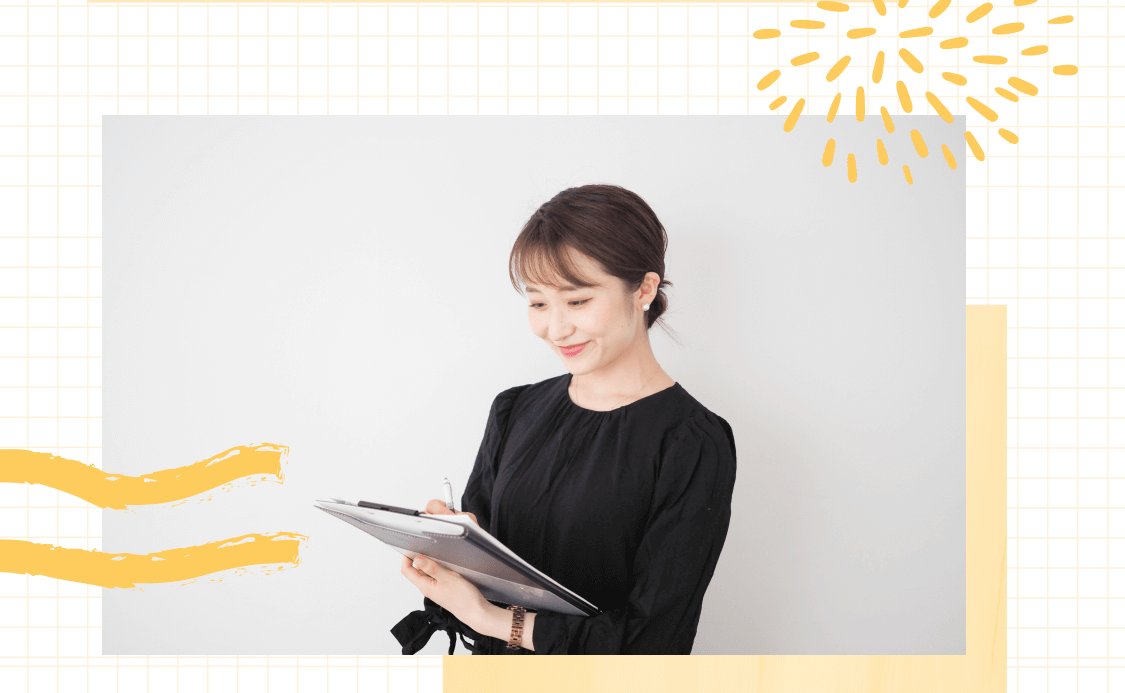 書類を持って立つ黒いワンピース姿の女性（ドレスコーディネーターの仕事風景）
