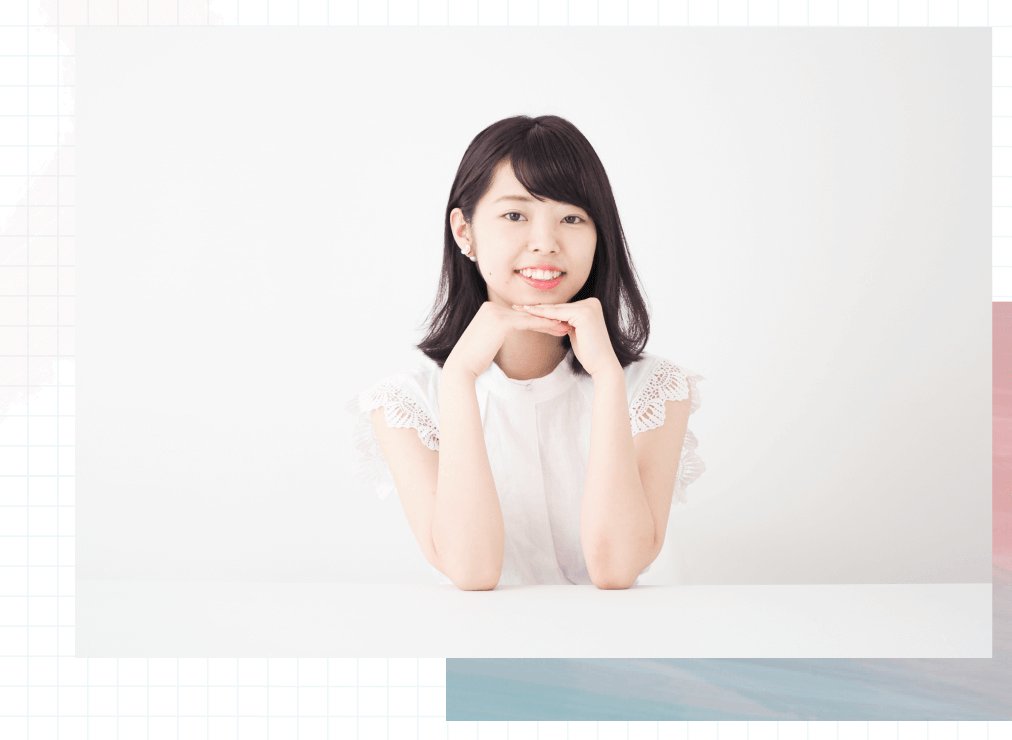 頬杖をついて微笑む伊藤さんのポートレート
