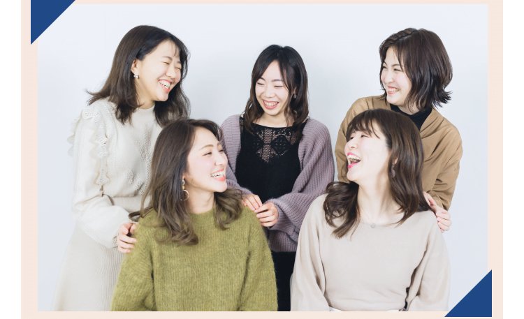 5人の女性が集まって笑い合っている写真