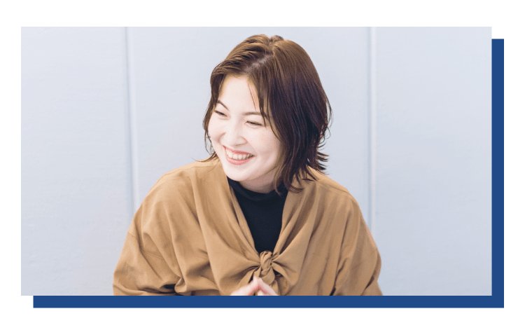 微笑んでいる愛さんの上半身の写真