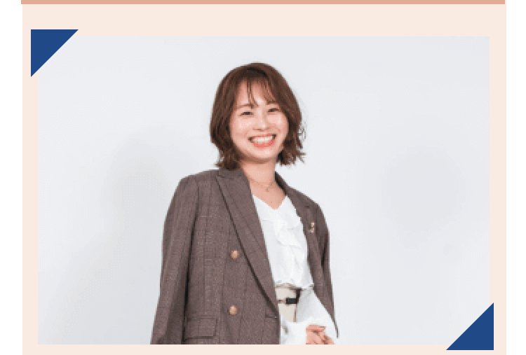 ジャケット姿で微笑む蓮加さん