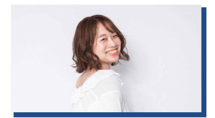 振り返って微笑む蓮加さん