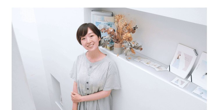 白い階段スペースに立つ知佳さん
