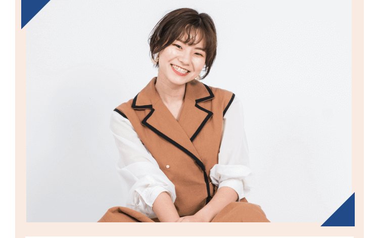ブラウンのベストを着て微笑む彩華さん