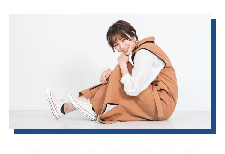 白いスニーカーで座り微笑む彩華さん