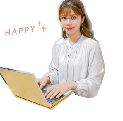ノートパソコンで作業するりさちょんぬさん（HAPPYの装飾文字付き）