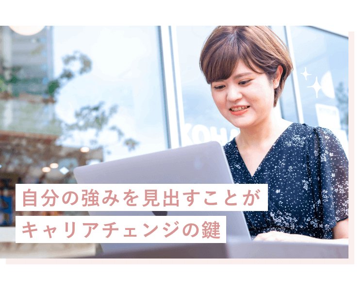 屋外のガラス張りの店舗前でノートパソコンに向かう仲奈々さん