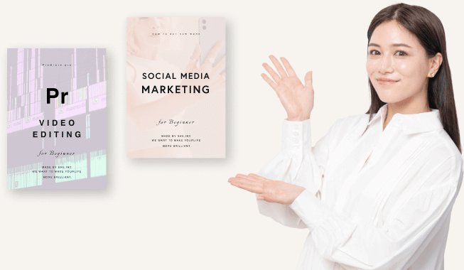 「Pr VIDEO EDITING」「SOCIAL MEDIA MARKETING」の教材2冊を手で示す石井さんの写真