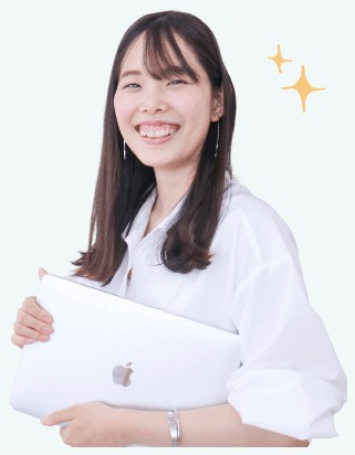 ノートパソコンを抱えて微笑む捺水さん（After）