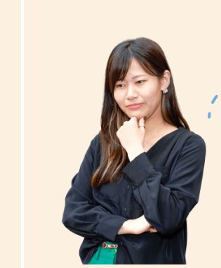 会社員時代、腕を組み考え込む愛実さん