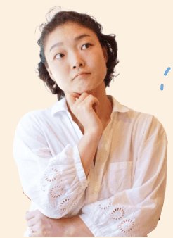 腕組みをして考え込む白シャツ姿のちえこさん（Before）