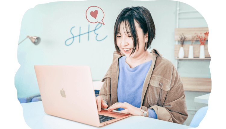 SHEのオフィスでノートパソコンに向かい微笑むなんしゅさん
