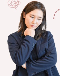 腕組みして考え込む会社員時代の萌さん