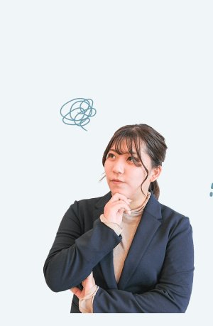 腕組みして考え込むウエディングプランナー時代の竹田凜さん