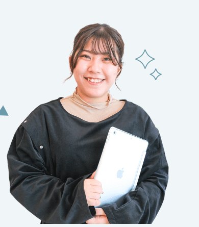 iPadを抱えて微笑む現在の竹田凜さん