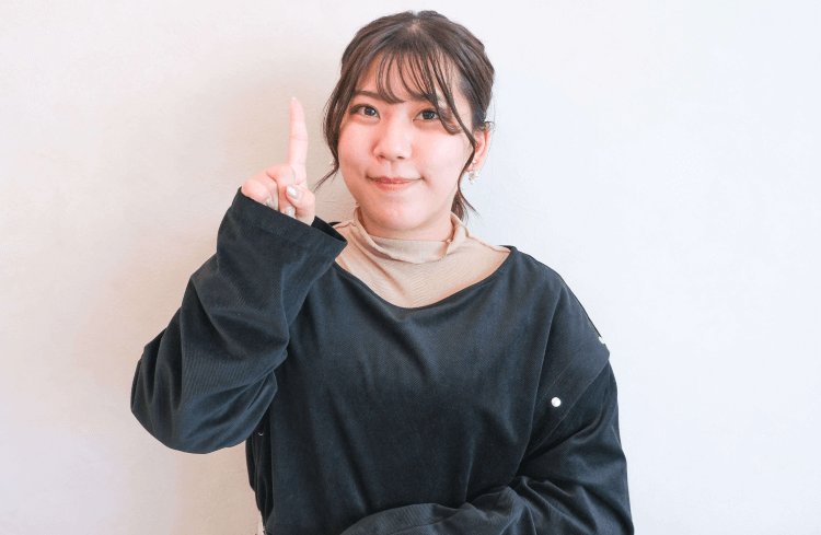 人差し指を立てて微笑む竹田凜さん