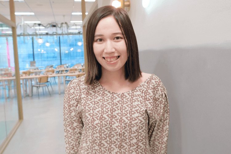 施設内で微笑むみづきさん