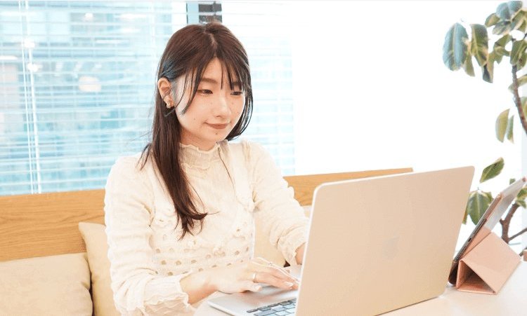 ソファでノートパソコンを操作するちーずさん
