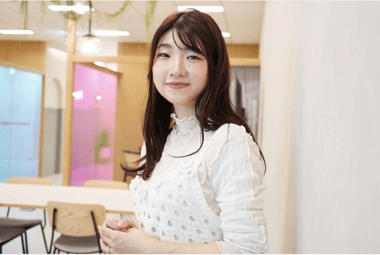 明るい室内で微笑むちーずさんのポートレート