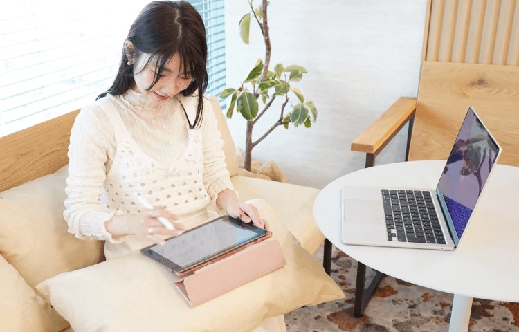 ソファでタブレットにペンで描くちーずさんを上から見た様子