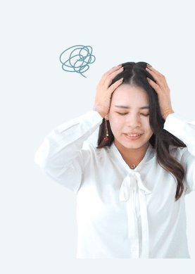 頭を抱えて表情を曇らせる、Before（製造業の会社員）時代のこにまるさん