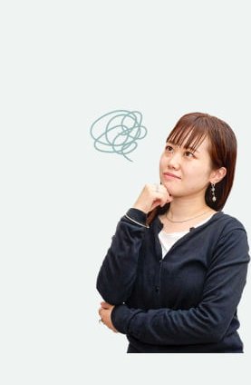 腕組みして頬杖をつき考え込む、Before（アパレル販売員）時代の愛弓さん
