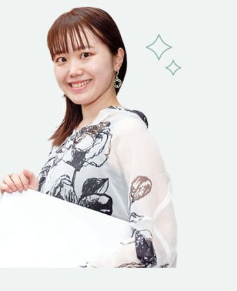 白い紙を抱えて微笑む、After（コーディングもできるWebディレクター）時代の愛弓さん
