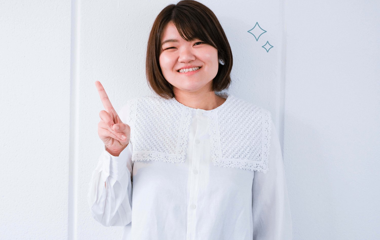 人差し指を立てて微笑むりょうこさん