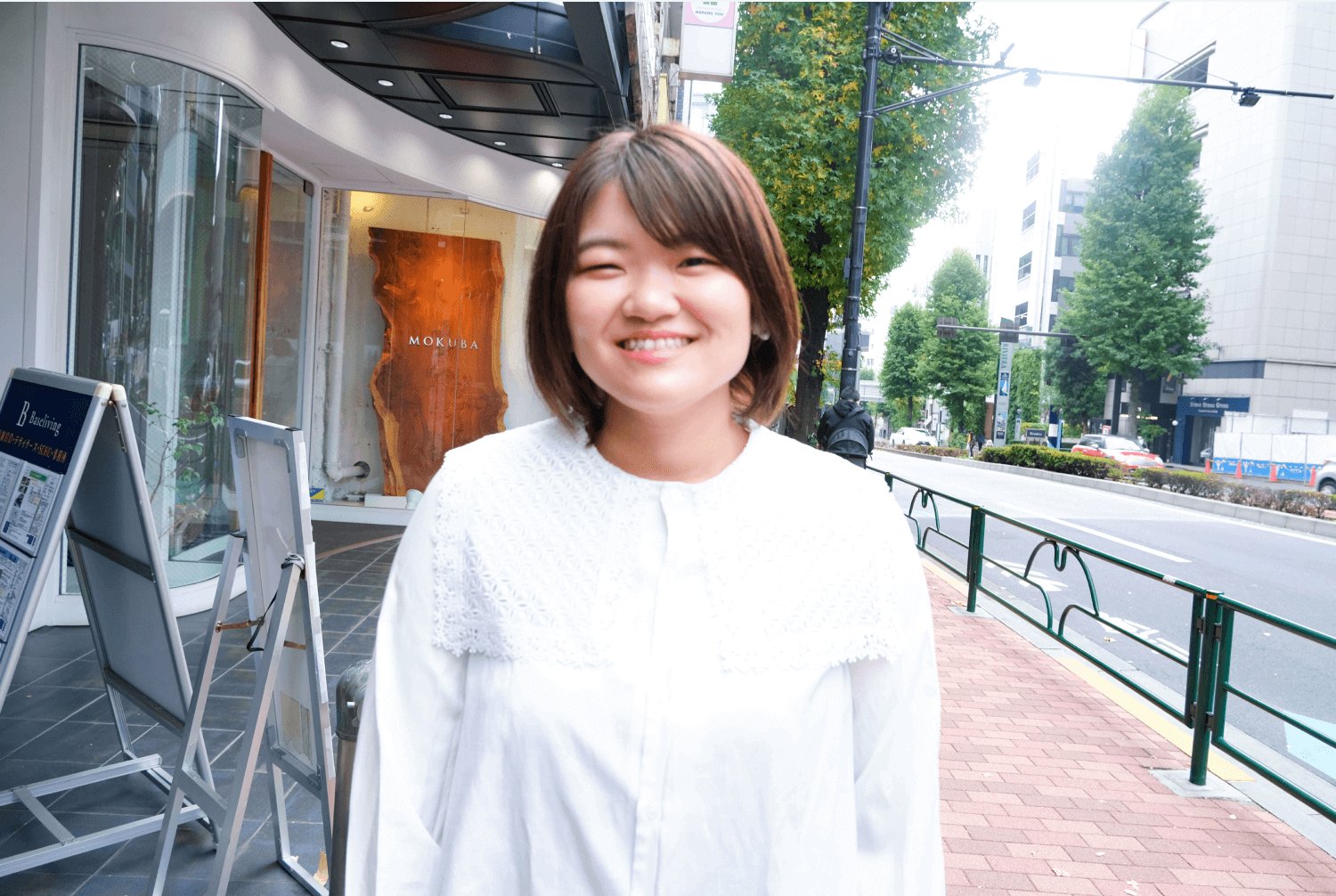 街中で微笑むりょうこさん