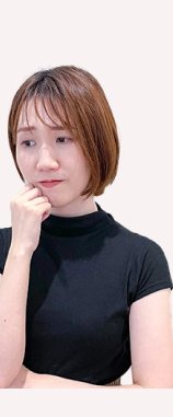 （Before）思案顔で顎に手を当てる公共施設受付スタッフ時代のかのりさん