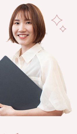 （After）ノートパソコンサイズのファイルを抱えて微笑む現在のかのりさん