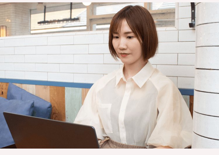 ノートパソコンを操作するかのりさん