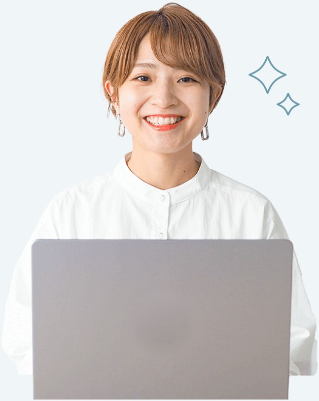 ノートPCを構えて微笑む白シャツの女性（After、キラキラ装飾付き）