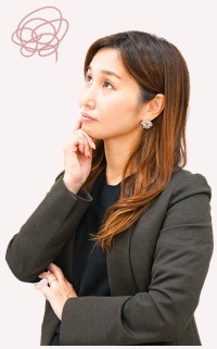 腕を組み考え込む黒スーツ姿の女性（Before、モヤモヤの落書きアイコン付き）