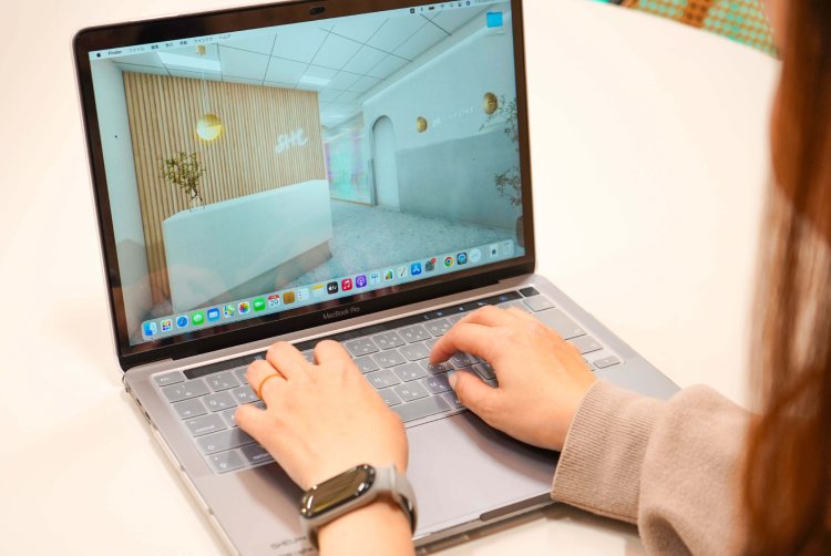 ノートPCで店舗デザインの3Dパースを操作するのんさんの手元