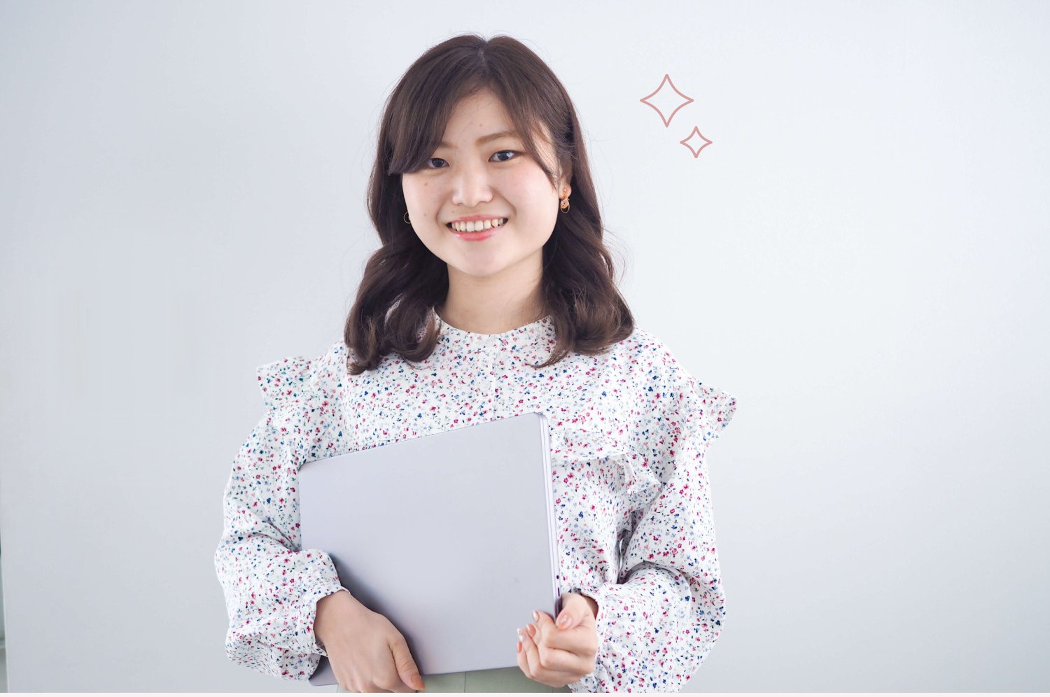 ノートパソコンを抱えて微笑むさほさん