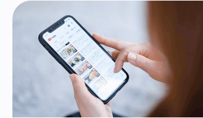 スマートフォンで動画一覧の画面を操作する手元