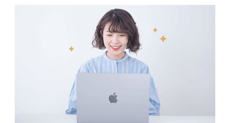 ノートパソコンに向かう萌さん（水色ストライプシャツ）