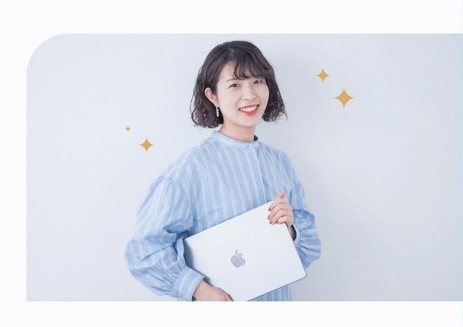 ノートパソコンを抱えて微笑む萌さん