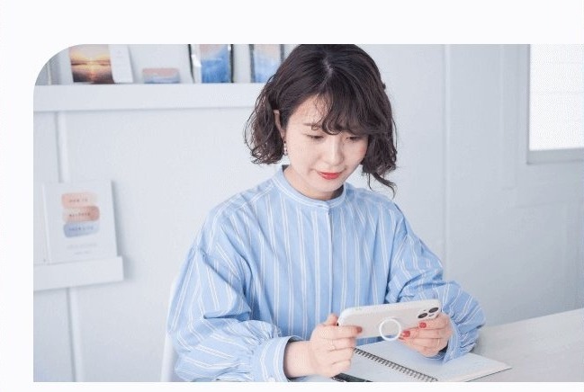 スマートフォンを操作する萌さん