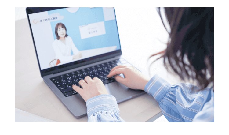 動画講座の画面を見ながらノートパソコンで作業する萌さん