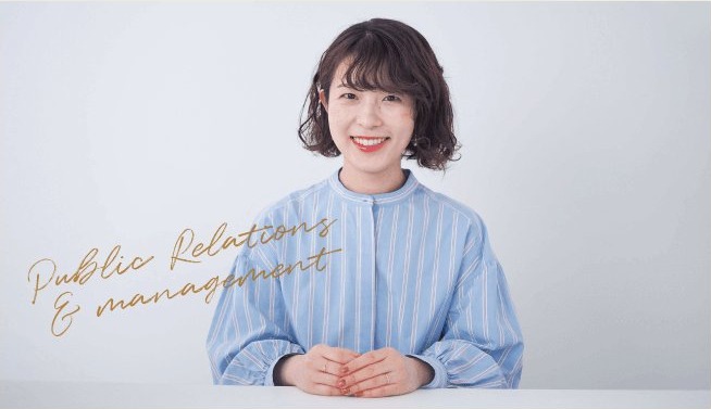 Public Relations & managementの文字とともに微笑む萌さん