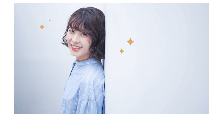 壁に寄りかかり微笑む萌さん