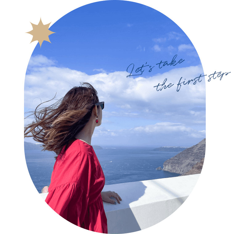 海を眺める風になびく髪の女性。Let's take the first stepの飾り文字入り