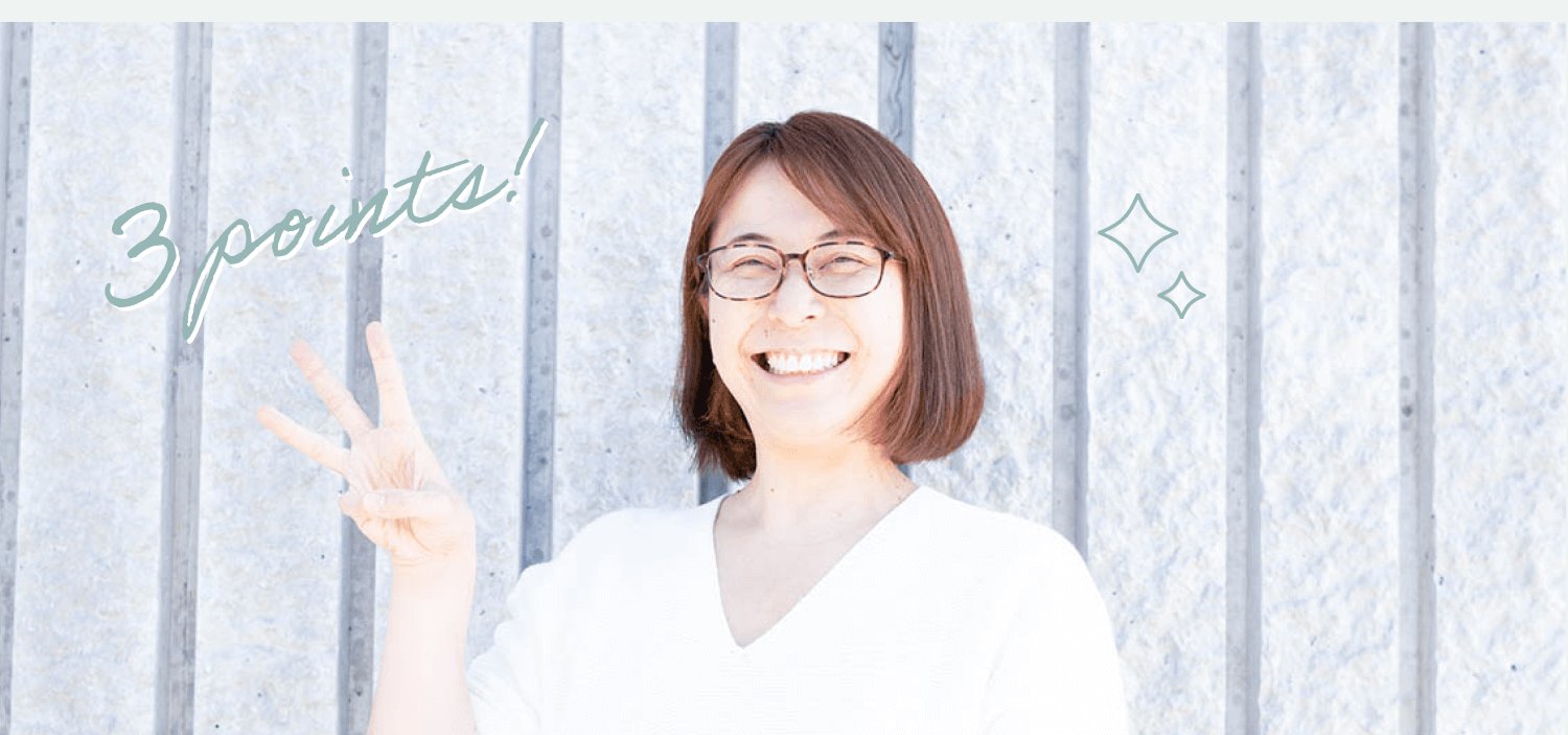 ピースサインをして微笑む美緒さん