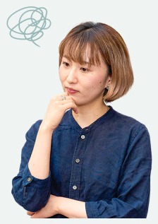 Before：悩む表情で腕を組む紺ブラウスのろこさん