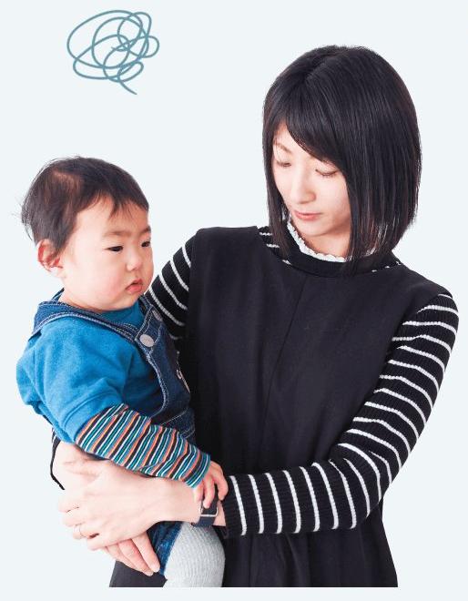 黒トップスで俯き加減に子どもを抱くきゃんまりさん（Before）