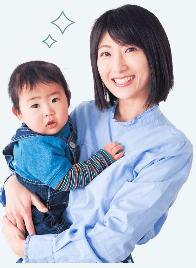 水色シャツで微笑みながら子どもを抱くきゃんまりさん（After）